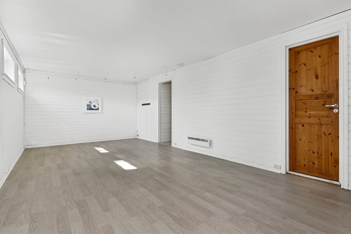 Kjellerstue og kjøkken er i opprinnelige byggetegninger definert som hobbyrom, endret bruk er ikke omsøkt og følgelig ikke rommet godkjent for varig opphold. Galleribilde