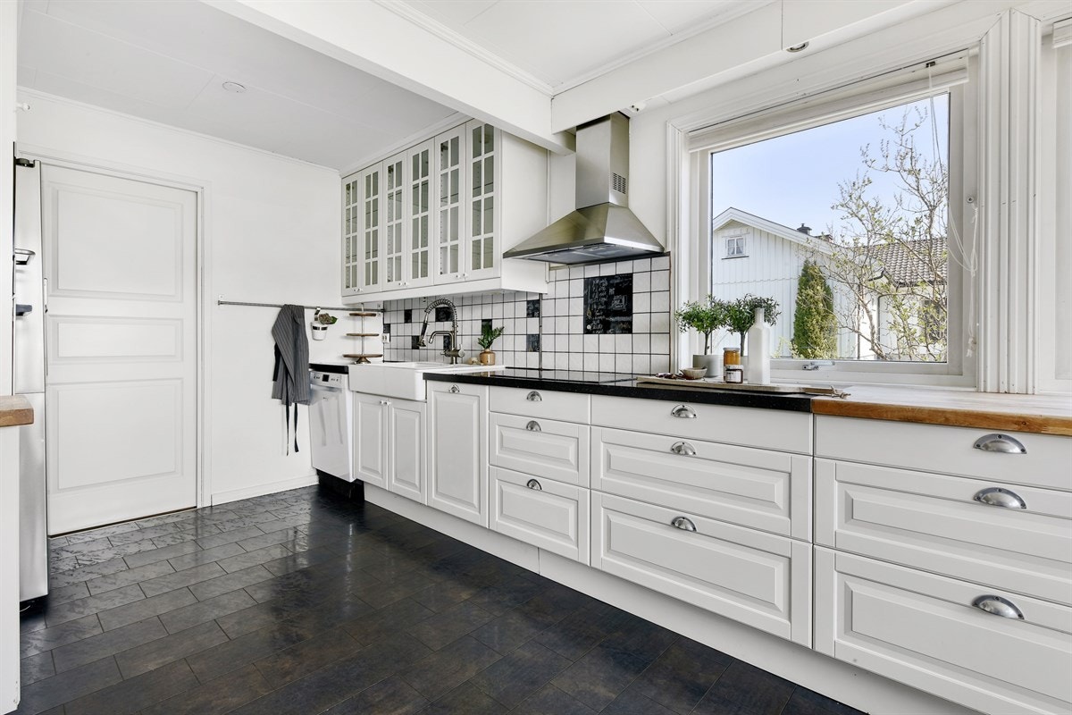 Men du får også følelse av herregårdskjøkken av innredningen fra 2008. Galleribilde