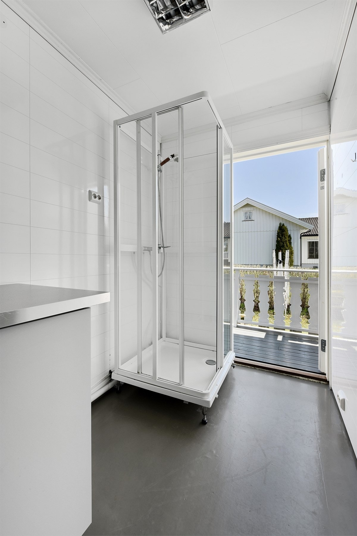 Her ble det montert dusjkabinett i 2014, og videre har rommet arbeidsbenk med underskap, hyller og opplegg for vaskemaskin. Galleribilde