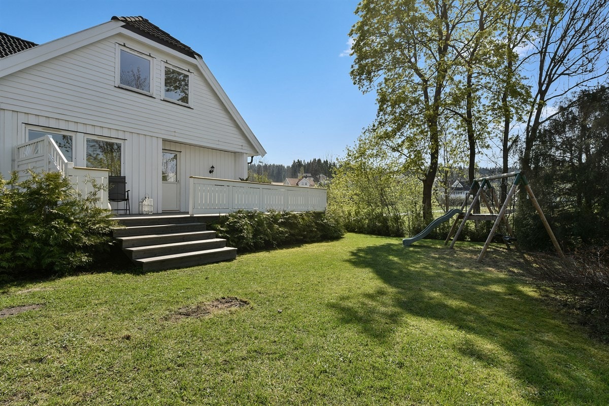 Ved å benytte bil tar det ca. 9 min til Hokksund, 22 min til Kongsberg, 27 min til Drammen, 60 min til Oslo S, samt 96 min til Oslo lufthavn. Galleribilde