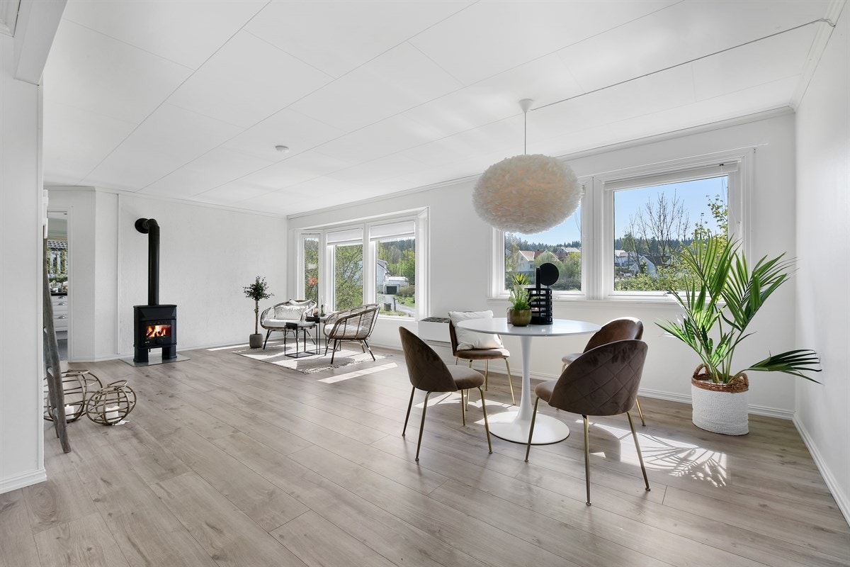 Rommet er oppgradert i nyere tid med nytt parkettlaminat og trinnlydsplater på gulv, og har også en tidsmessig hvitfarge på vegger og tak. Galleribilde