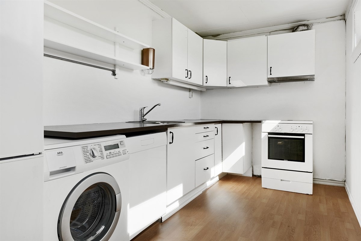 Kjellerstue og kjøkken er i opprinnelige byggetegninger definert som hobbyrom, endret bruk er ikke omsøkt og følgelig ikke rommet godkjent for varig opphold. Galleribilde