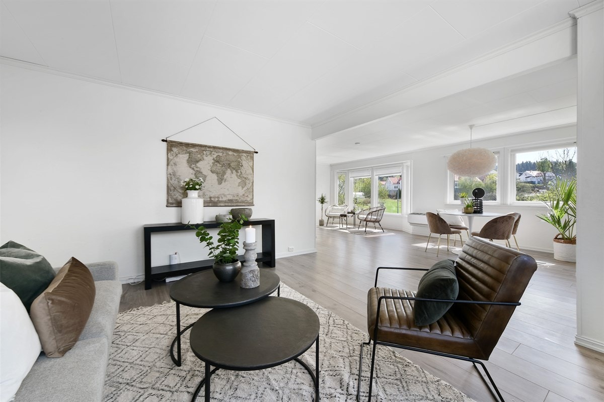 Her er det vide vindusflater, med bl.a. flott karnapp, noe som gir et luftig og behagelig rom hvor alle kan kose seg. Galleribilde