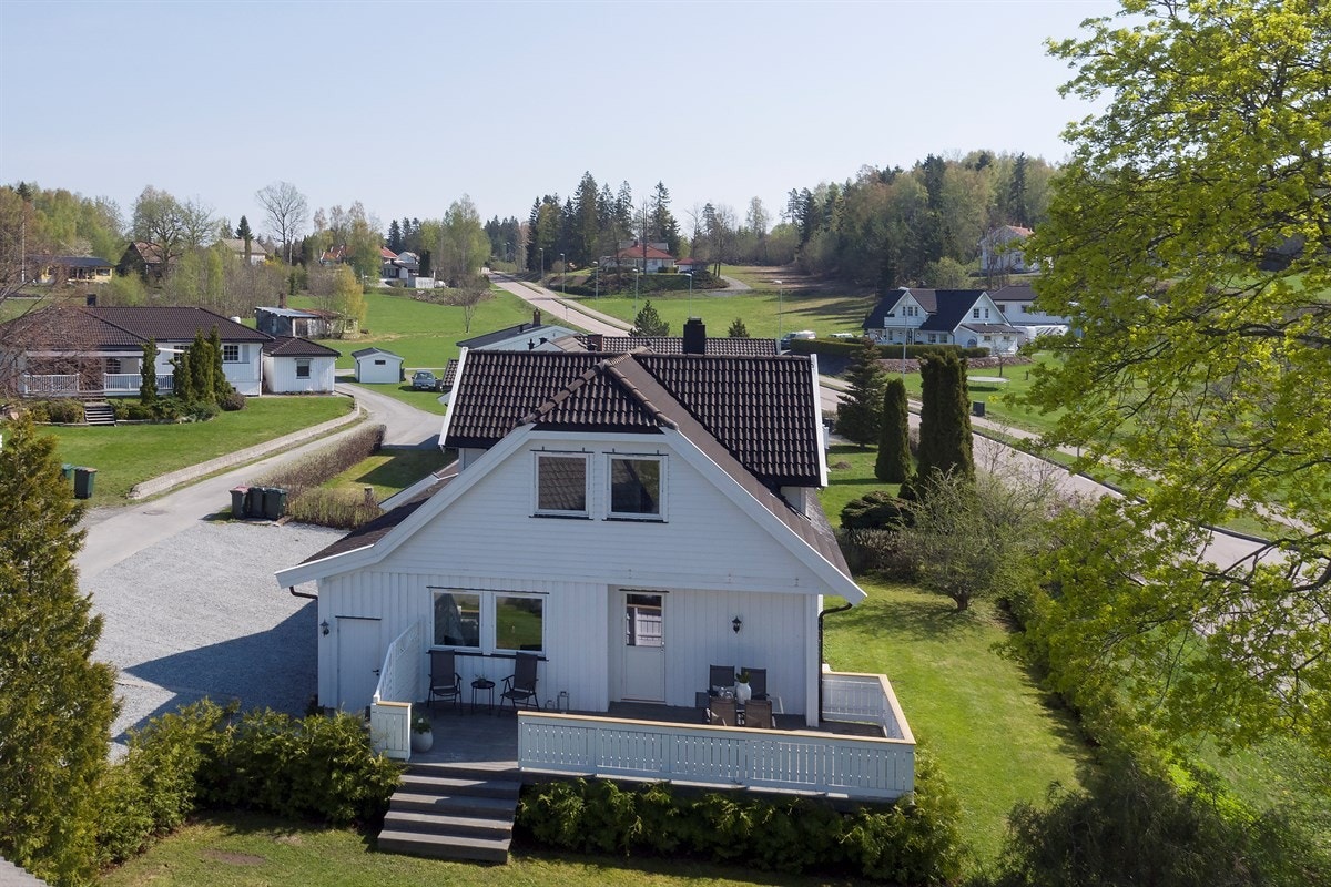 Hjemme kan du kose deg i en flott hage eller på solrike uteplasser, og det er parkering på romslig gårdsplass som nylig er gruset opp. Galleribilde