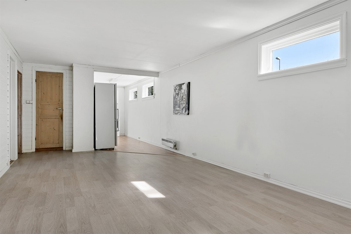 Kjellerstue og kjøkken er i opprinnelige byggetegninger definert som hobbyrom, endret bruk er ikke omsøkt og følgelig ikke rommet godkjent for varig opphold. Galleribilde