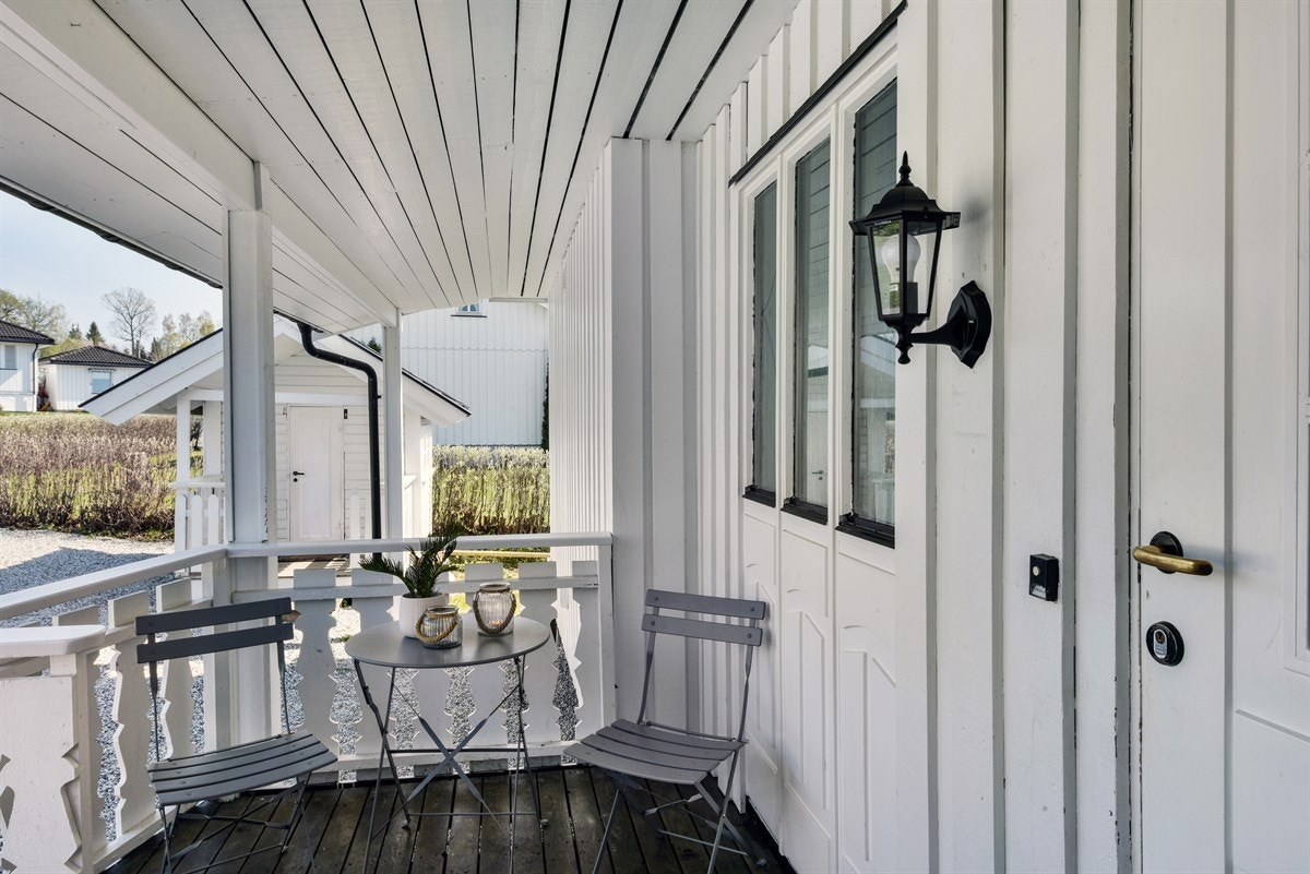 Ved hovedinngangen er det overbygd inngangsparti og terrasse. Galleribilde