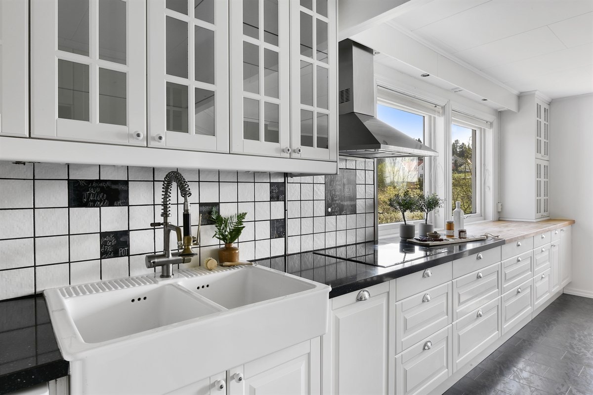 På gulv er det mørkt flislaminat, som sammen med en sort kontrastvegg gir et tidsriktig uttrykk. Galleribilde