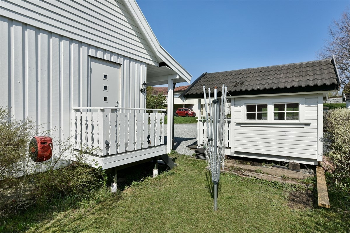 Det er plantet tujahekk rundt hagen i nyere tid, og videre har den trær og andre busker. Galleribilde