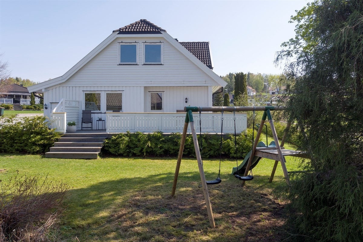 Eneboligen ligger like utenfor Vestfossen sentrum i Øvre Eiker kommune, ca. 6 km sør for Hokksund. Galleribilde