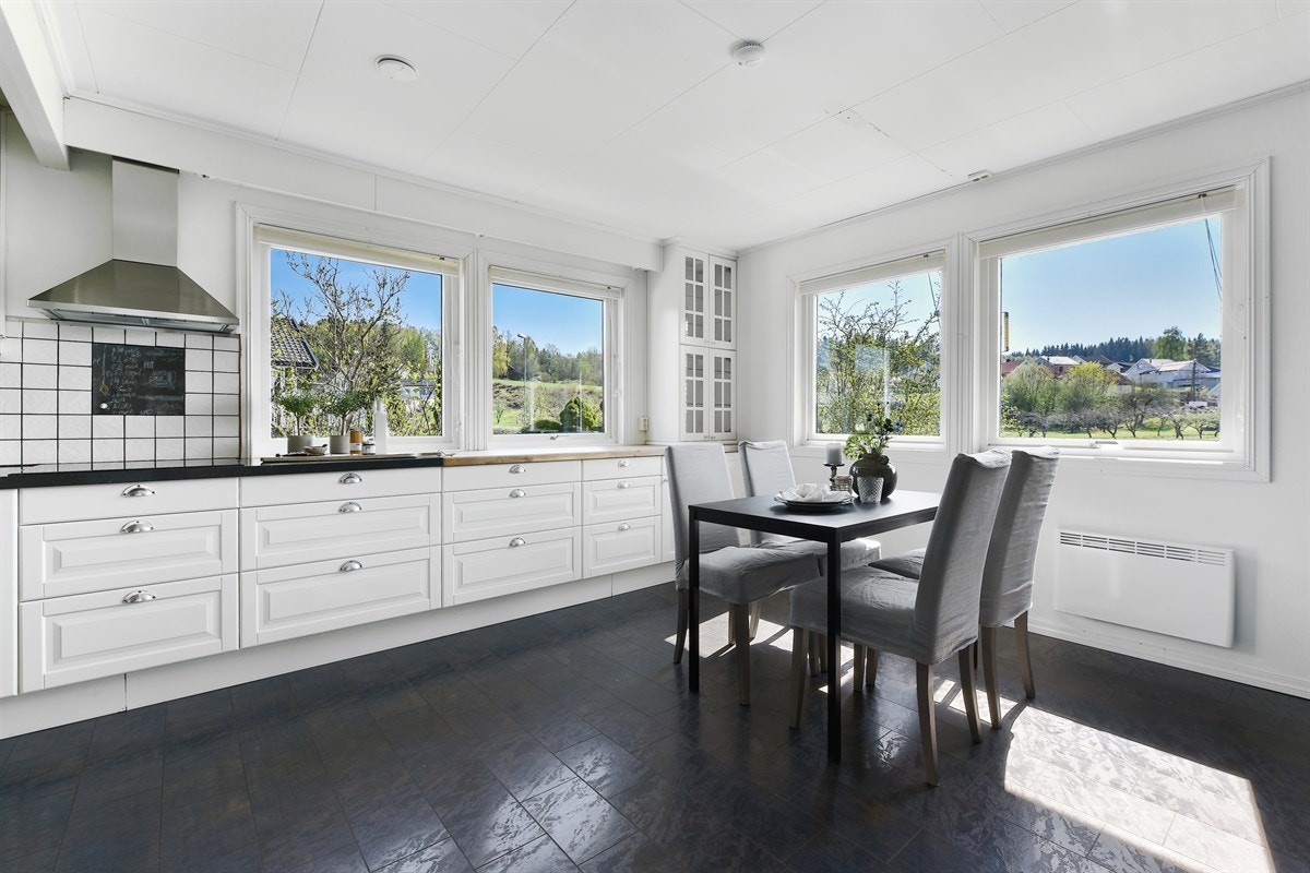 Boligen har et stort og meget trivelig kjøkken med innslag av både moderne og klassiske elementer. Galleribilde