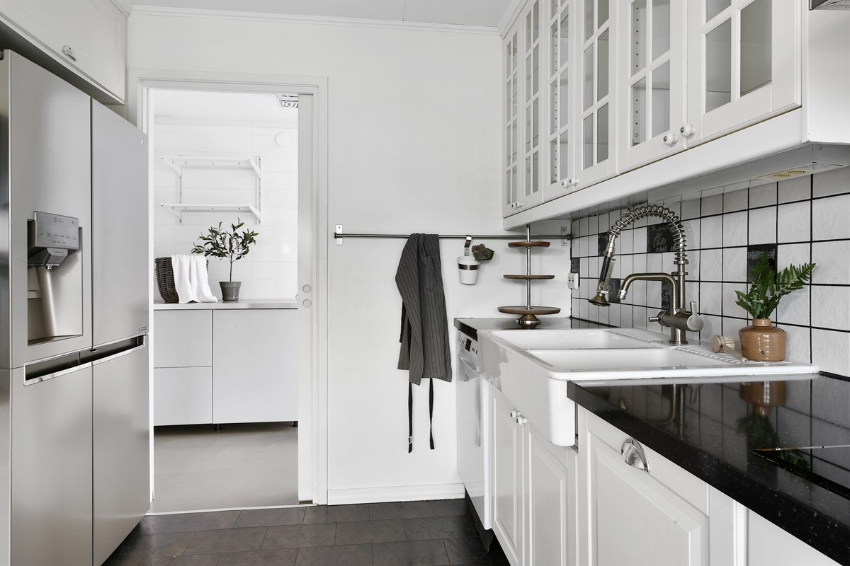 Oppvaskkum i porselen og fritthengende ventilator i stål. Galleribilde