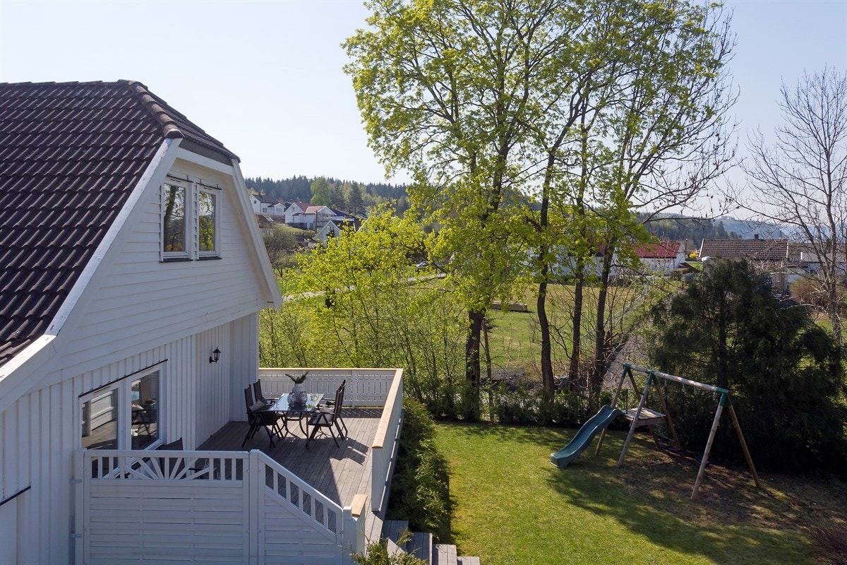 Fra boligen er det kun 2,5 km inn til sentrum av Vestfossen, hvor du har barneskole, ungdomsskole og togstasjon. Galleribilde