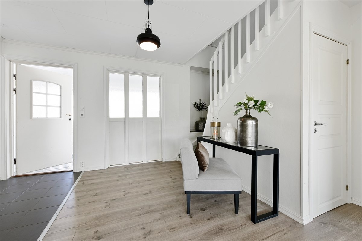 I hovedboligen er den en romslig og innbydende entré/hall som ønsker deg velkommen inn. Galleribilde