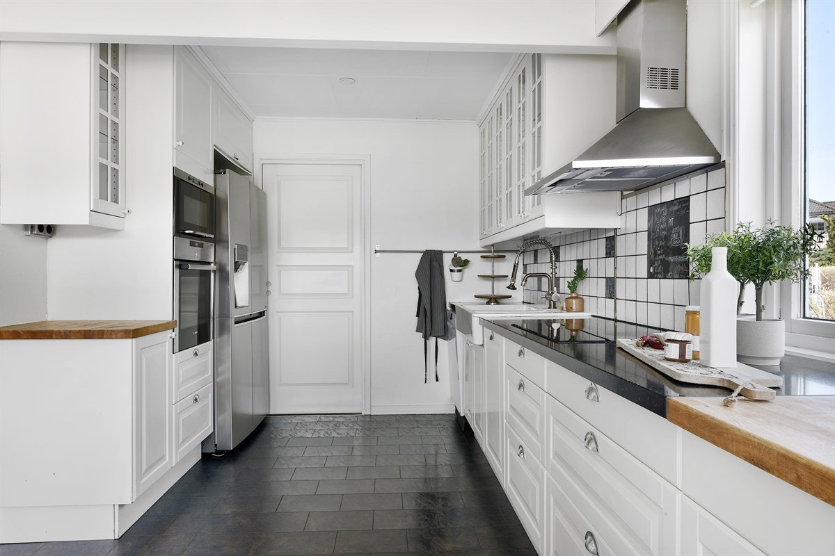 Videre er det benkeplater av både stein og heltre. Galleribilde