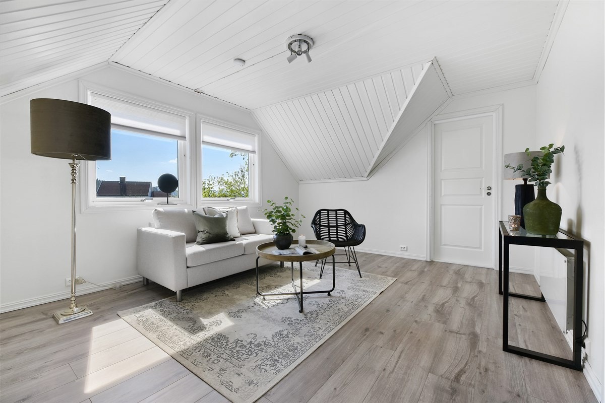 Boligen har i tillegg en lys og luftig loftstue, noe som gir ekstra spillerom for hele familien. Galleribilde