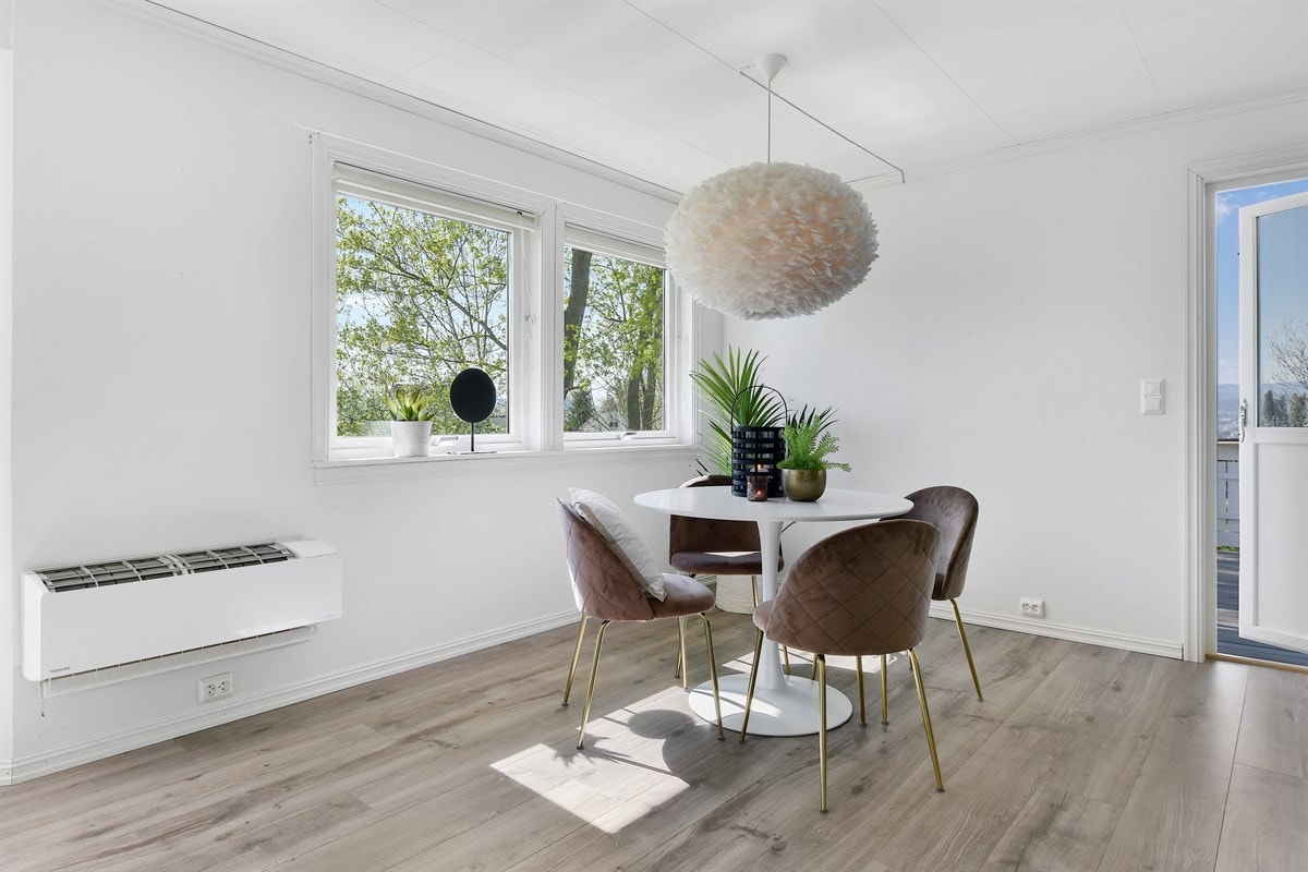 Fra stuen er det utgang til veranda via terrassedør fra 2014. Galleribilde