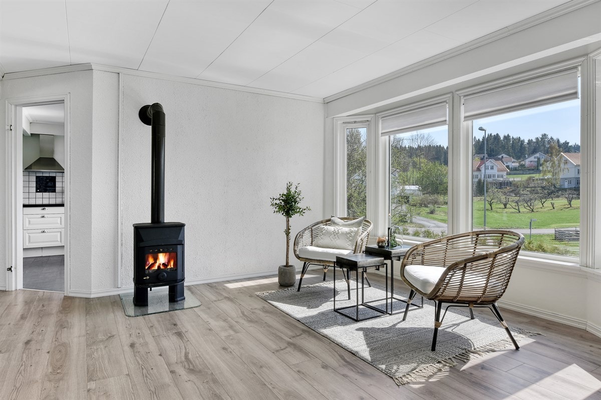 Videre har stuen peisovn og varmepumpe for ekstra varme. Galleribilde