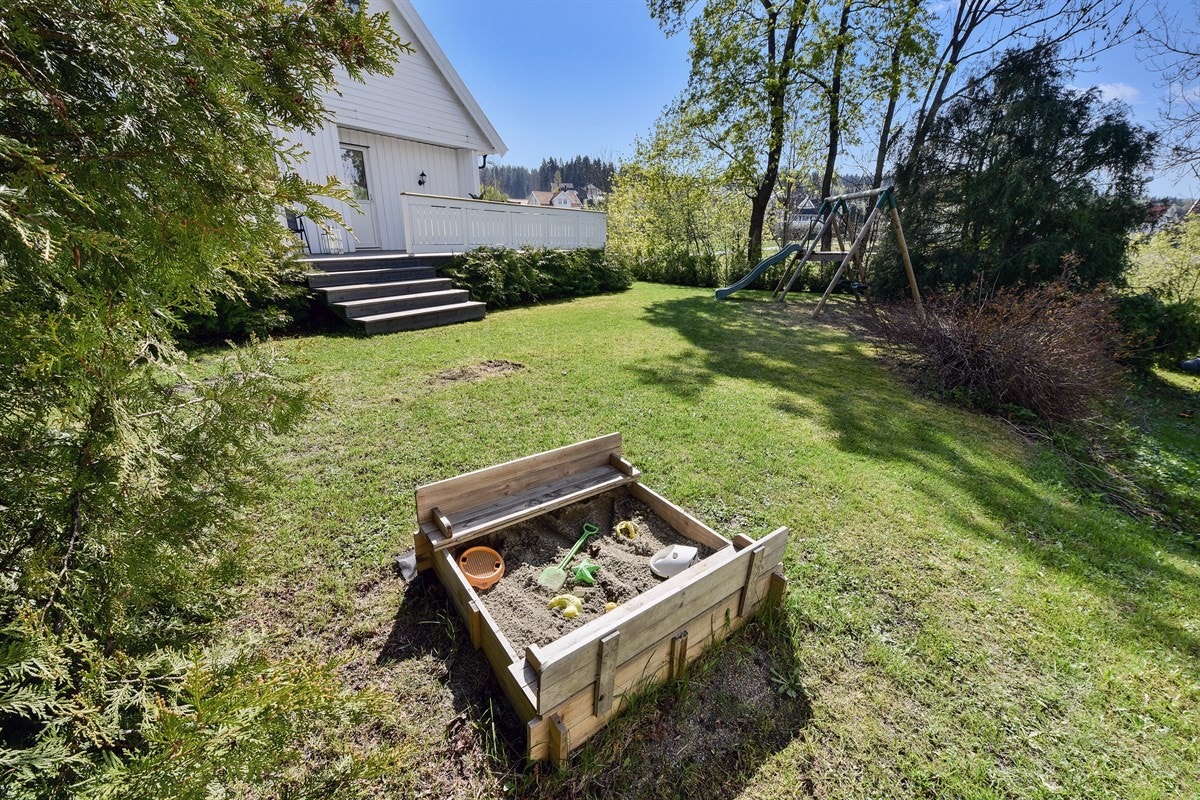 Eiendommen har en stor tomt på 951 kvm, som hovedsakelig består av en flott hage hvor du kan nyte gode solforhold hele dagen. Galleribilde