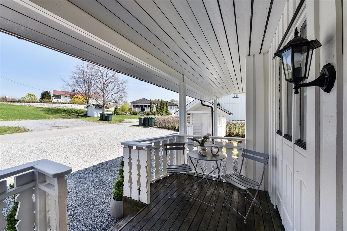 Overbygd inngangsparti. Galleribilde