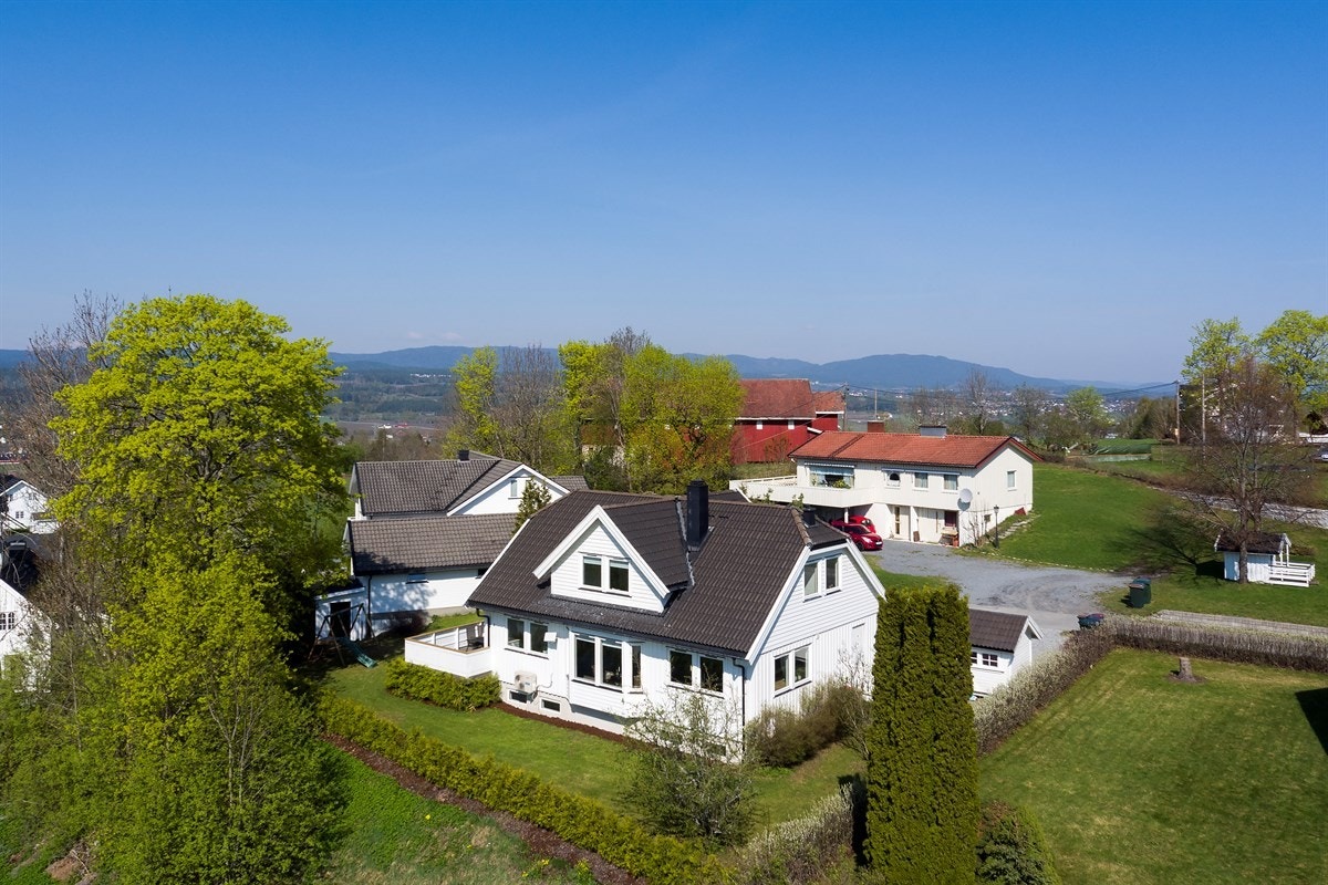 Innredet underetasje - Romslig gårdsplass - Koselig hage - Terrasse - Barnevennlig! Galleribilde