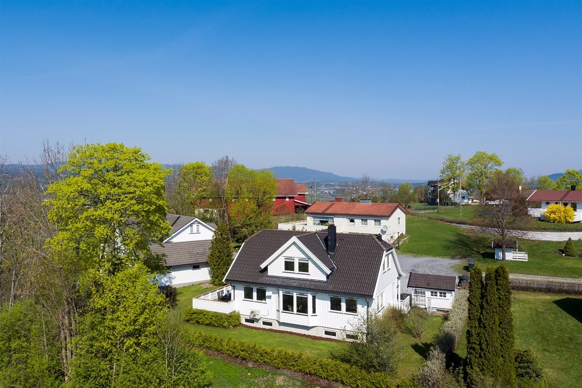 PrivatMegleren ved John Granly Steen og Kristian Arthur Brunvoll har gleden av å presentere denne familievennlige eneboligen over 3 plan. Galleribilde