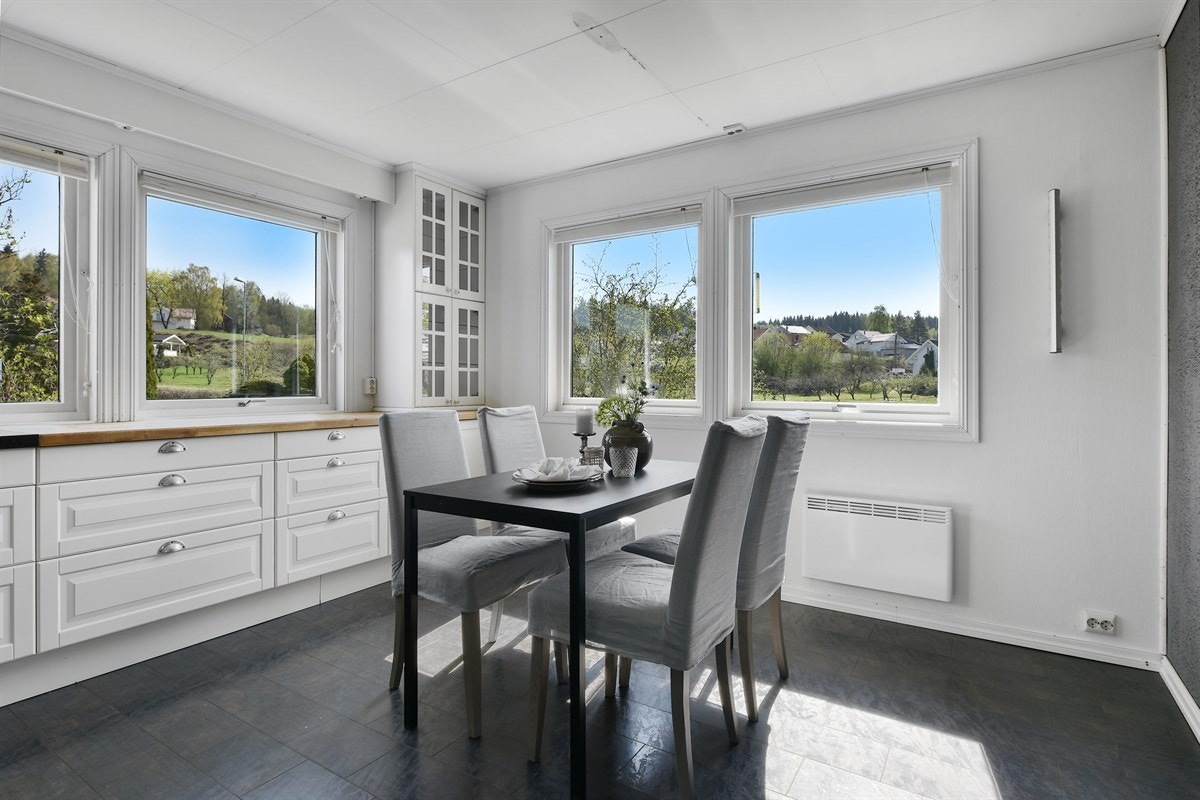 Kjøkkenet har god plass til spiseplass. Galleribilde