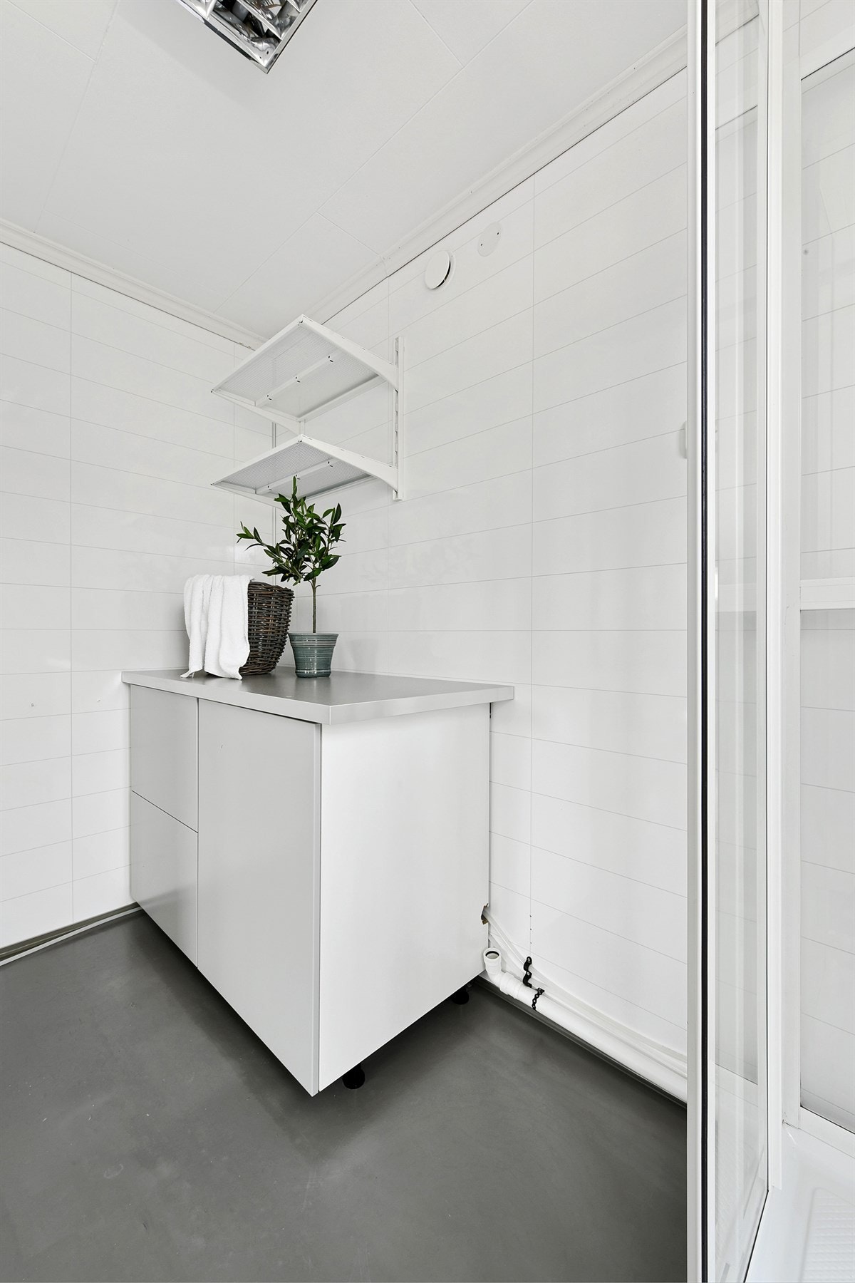 Vaskerommet ligger i første etasje, og har praktisk, direkte utgang til tomt via nyere ytterdør. Galleribilde