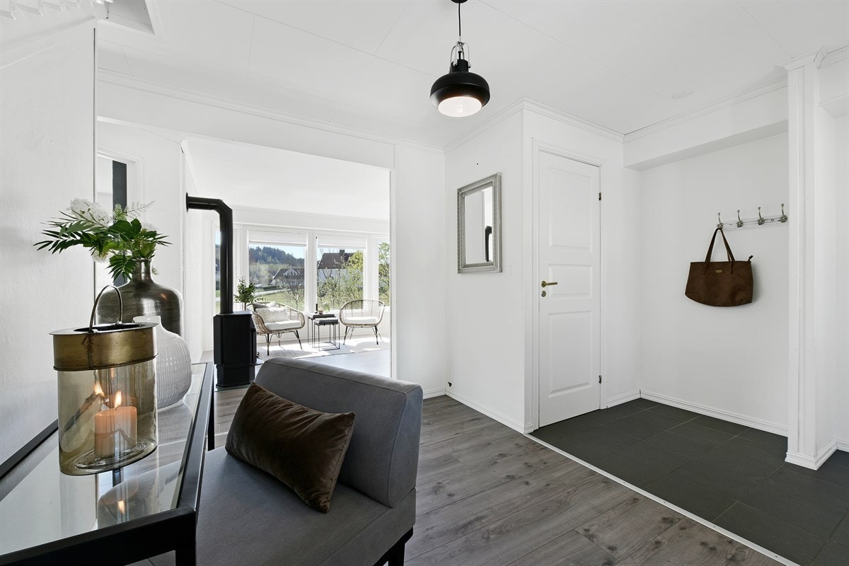 I entreen er det tilgang på gjestetoalett, og fra rommet er det trapp ned til romslig gang med stor skyvedørsgarderobe og garderobeskap. Galleribilde