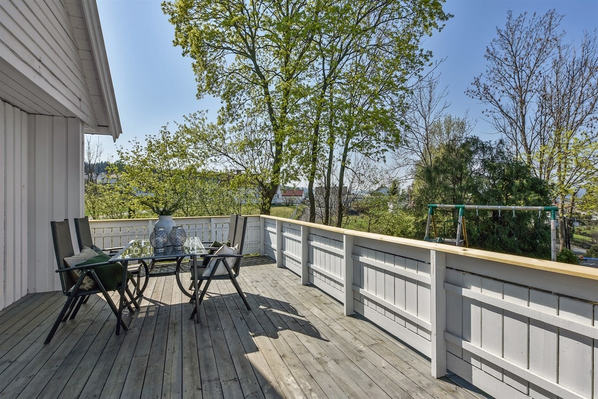 I senere år er verandaen oppgradert med nytt rekkverk, terrassebord og levegg mot nabo, og i forkant er det skjermende beplantning. Galleribilde