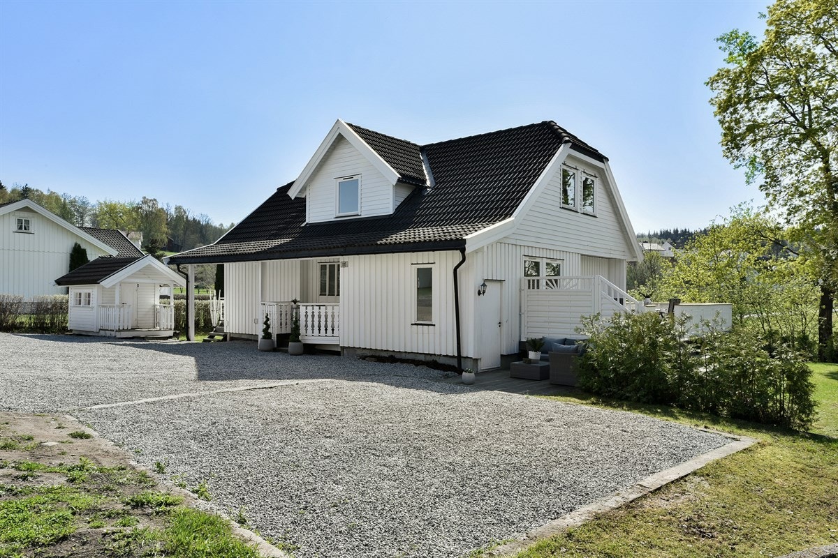 Det er gode parkeringsmuligheter på romslig gårdsplass, som er gruset opp i nyere tid. Galleribilde