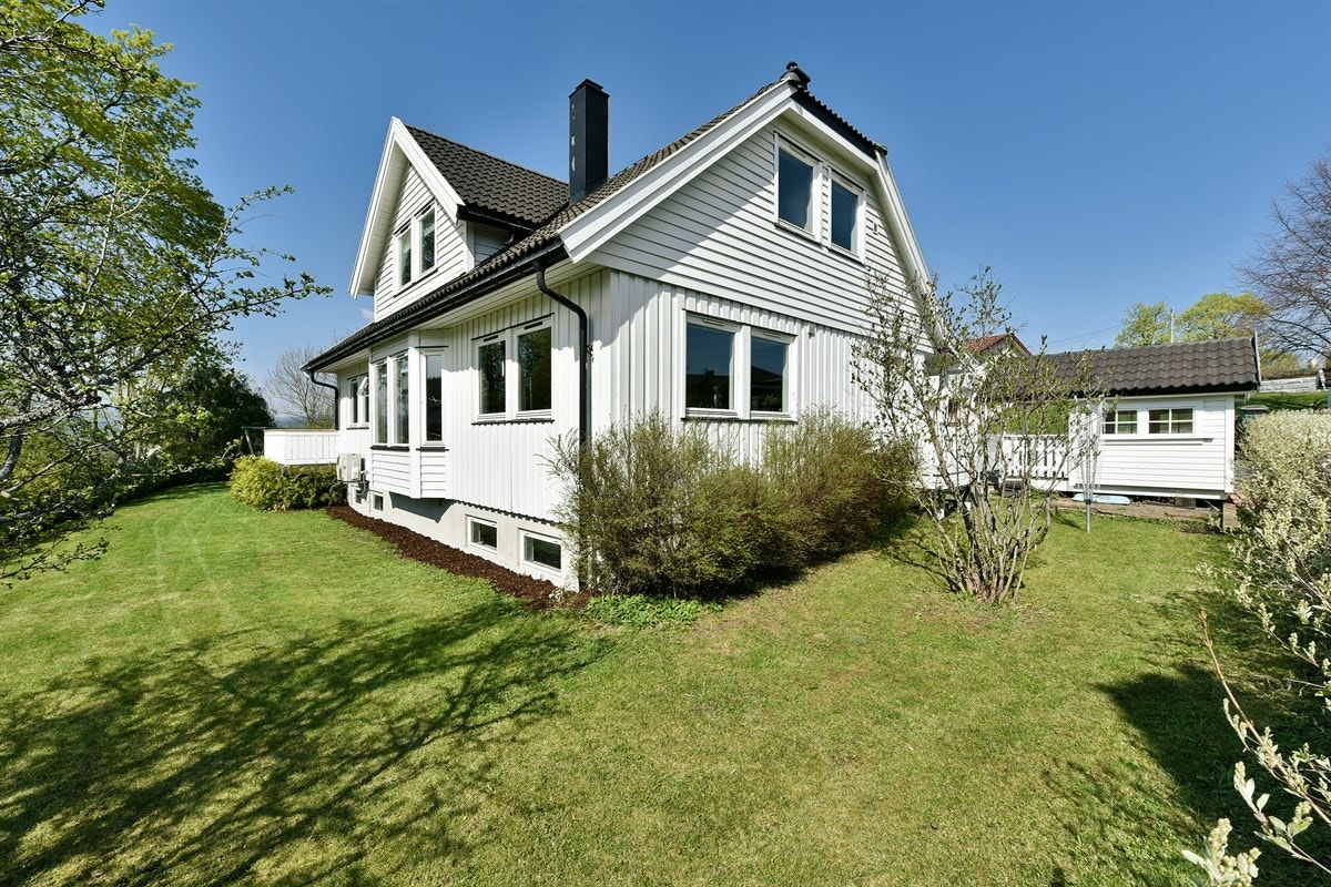 I hagen er det et godt plenareal som er glimrende til lek og rekreasjon, og det er også lekeapparater her barna kan benytte seg av. Galleribilde