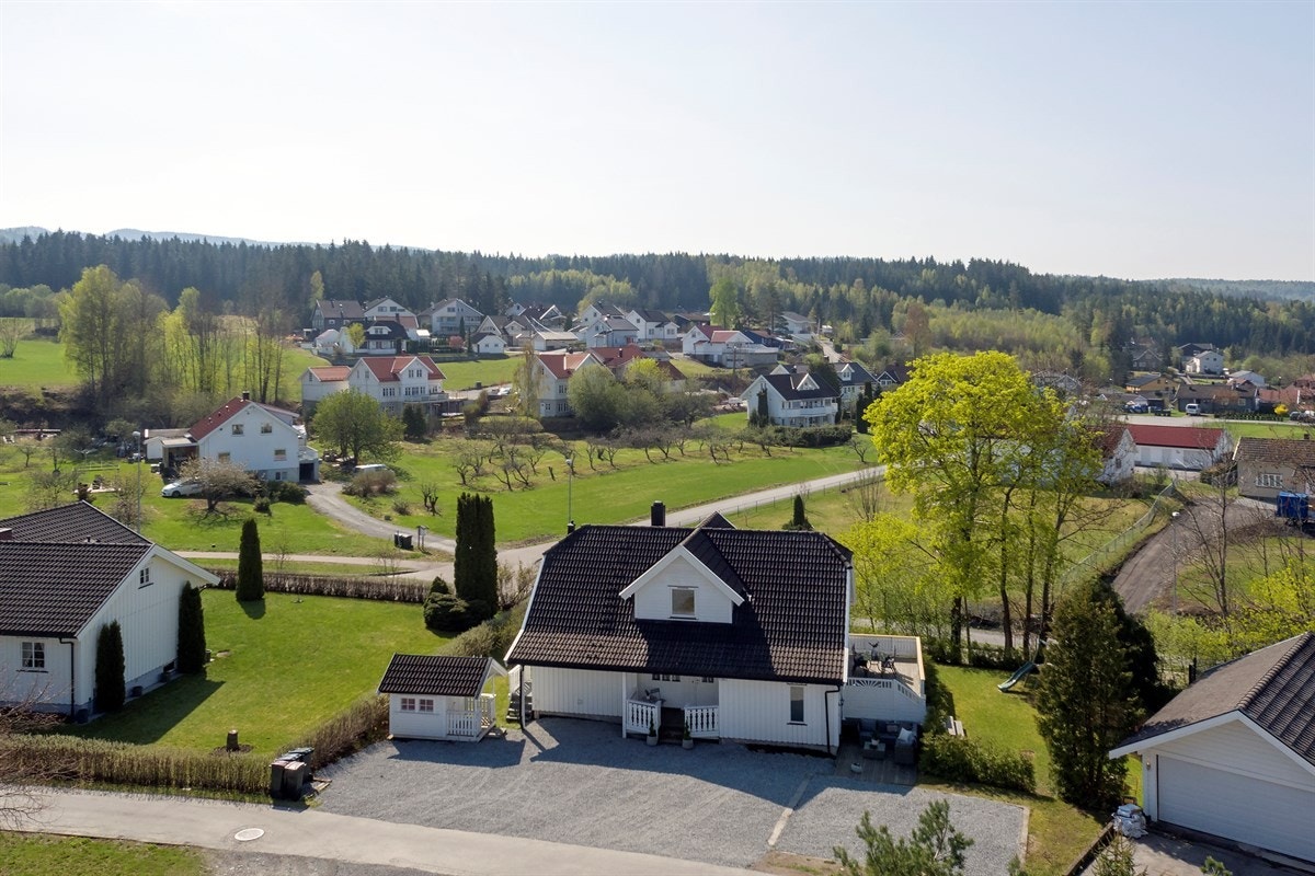 Eiendommen ligger i et rolig og barnevennlig boligfelt, hvor det er meget kort vei til flotte turområder i marka. Galleribilde