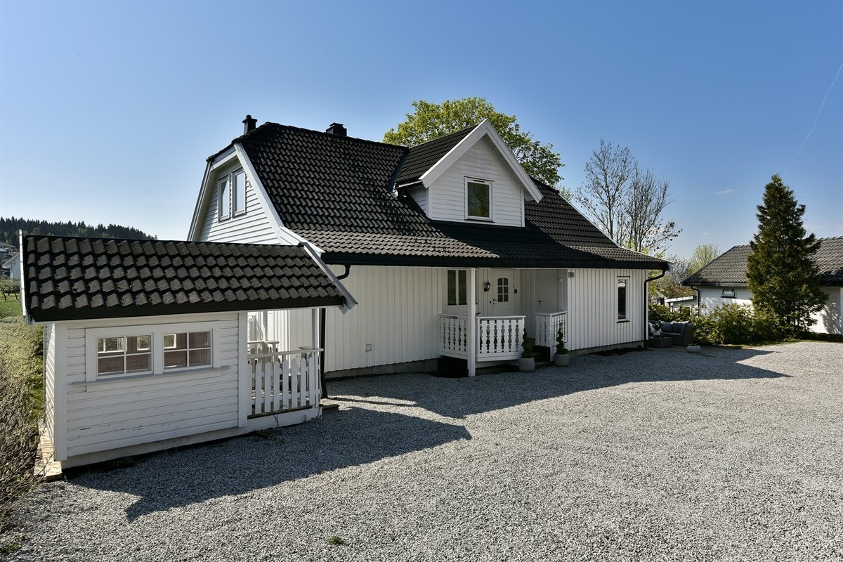 Fra Vestfossen går det buss og tog, og nærmeste bussholdeplass ligger under 300 meter unna. Galleribilde