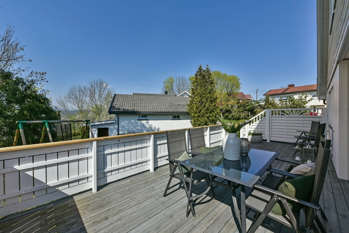 Fra hovedstuen er det utgang til en solrik veranda på 27 kvm, hvor du kan nyte deilige sommerkvelder i med kveldssol. Galleribilde