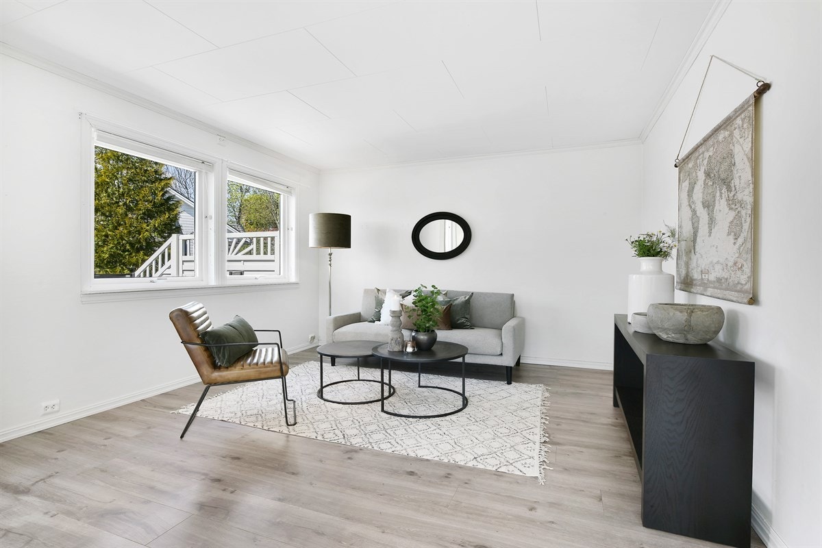 Hovedboligen har en stor og tiltalende hjørnestue i første etasje. Galleribilde