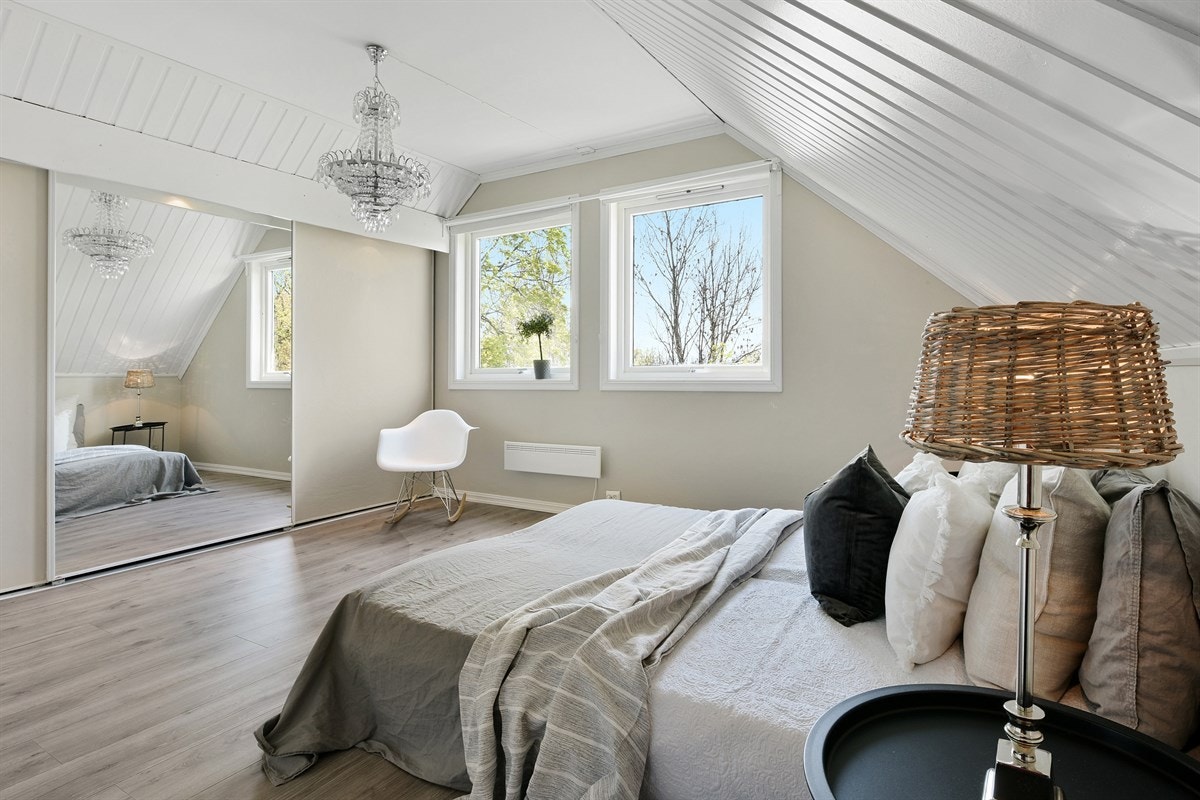 I hovedsoverommet er det utsikt til Kongsberg, og gode oppbevaringsmuligheter i skyvedørsgarderobe med speilfront. Galleribilde