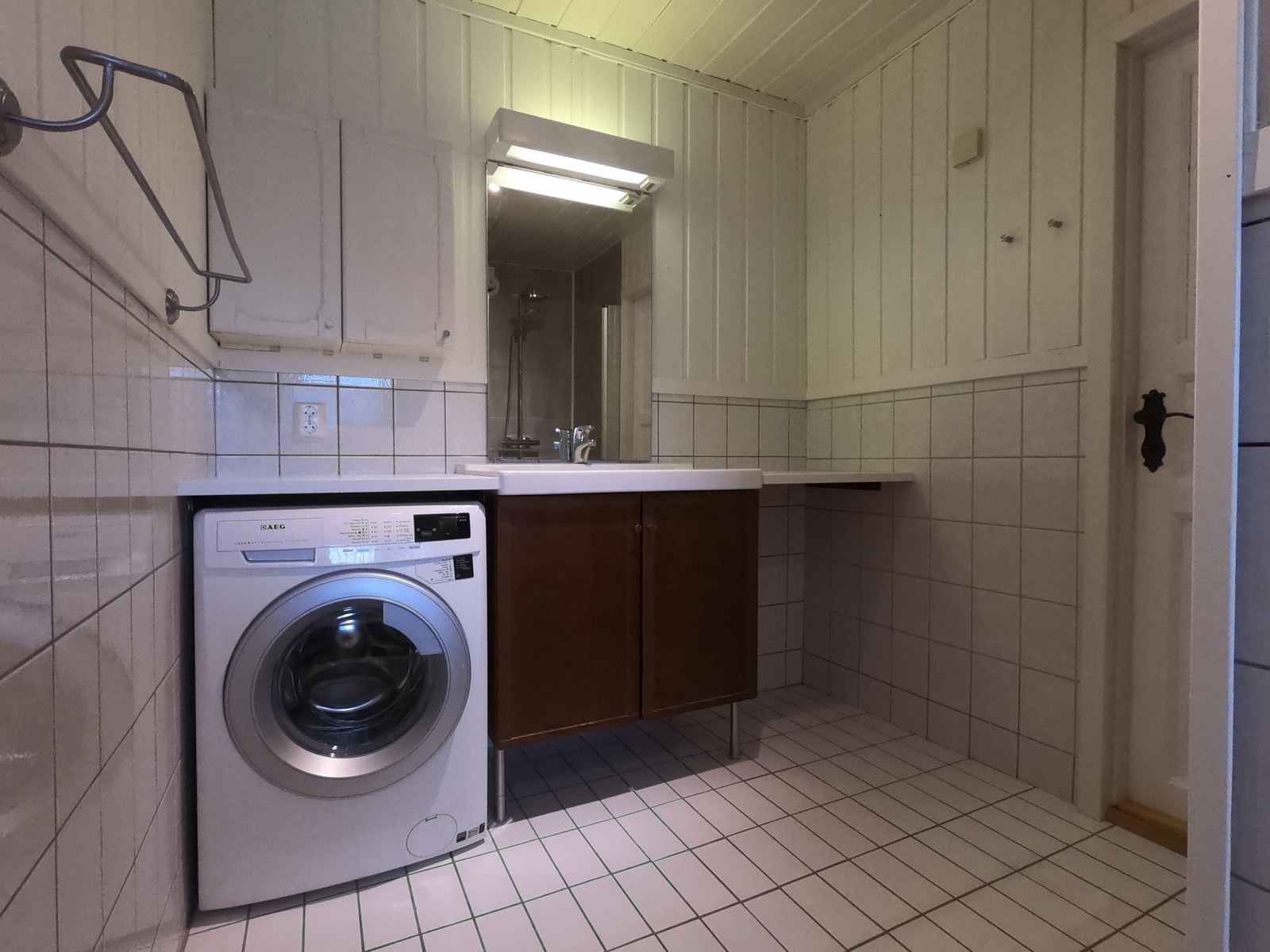 Bad med opplegg for vaskemaskin og tørketrommel Galleribilde