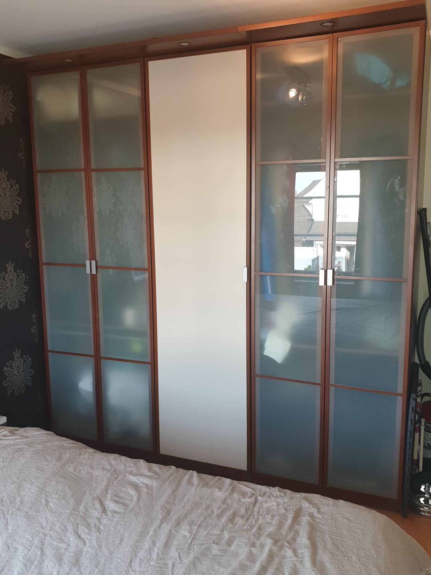 Stort garderobeskap på soverommet Galleribilde