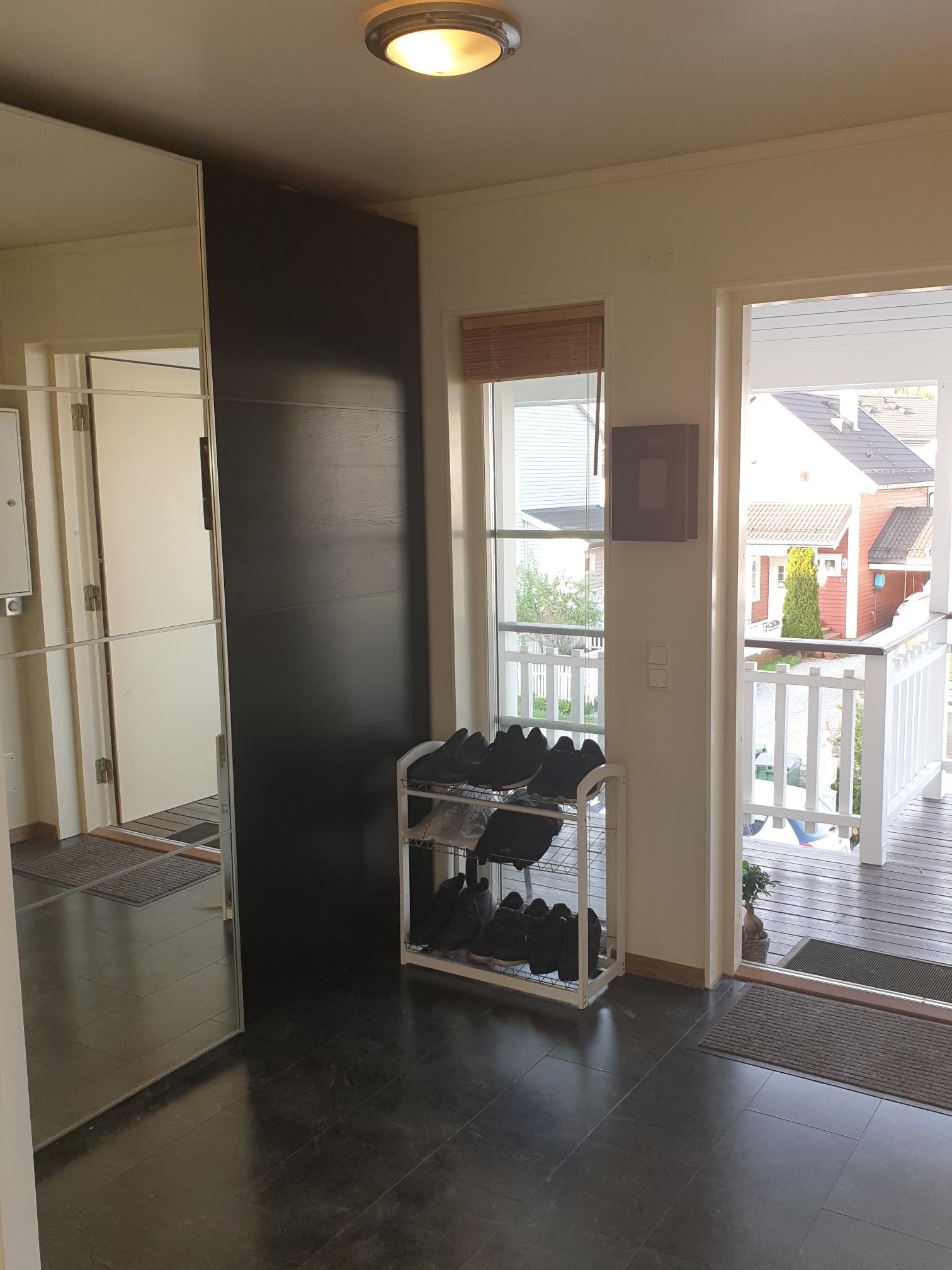 Stort garderobeskap i gangen med stort speil Galleribilde