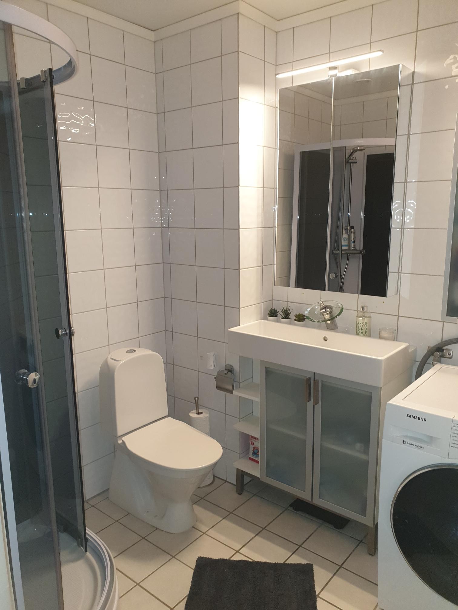 Lyst bad med godt sminkelys Galleribilde