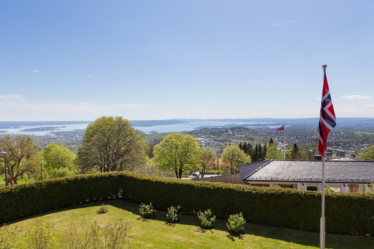 Tomten er beliggende sydvest vendt på en høyde med fantastisk utsikt og flotte solforhold. Galleribilde