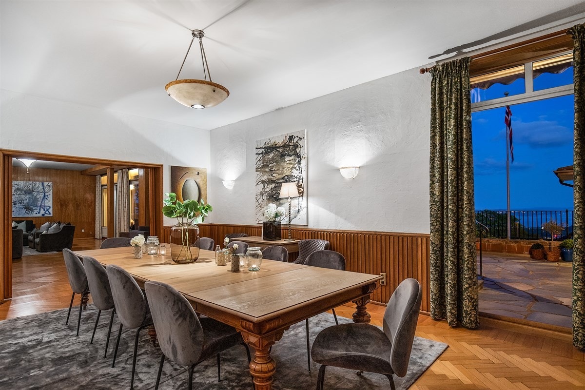 Utgang fra spisestue til den store terrassen. Galleribilde