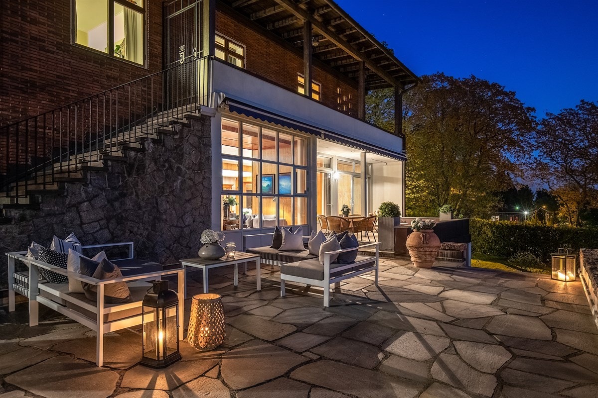 God plass til flere sittegrupper på terrassen Galleribilde