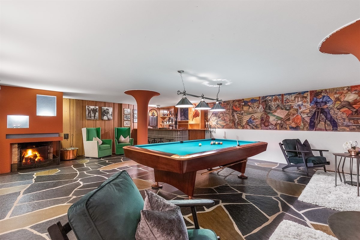 Stor ungdomsavdeling i underetasjen med bl.a elegant biljardbord fra Brunsvik, barløsning og peis. Legg merke til veggmaleri som er bevart i sin helhet. Galleribilde