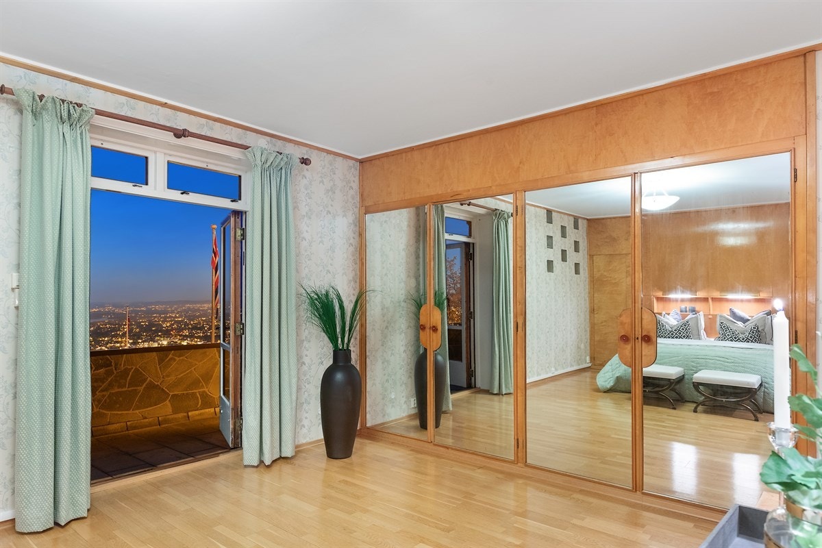 Utgang fra master bedroom til fantastisk utsikts veranda. Galleribilde