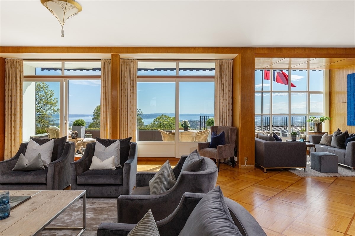 Store vindusflater og god takhøyde gir en helt spesiell atmosfære i stuen. Utgang til stor utsiktsterrasse via skyvedører til stor hellelagt utsikts terrasse. Galleribilde