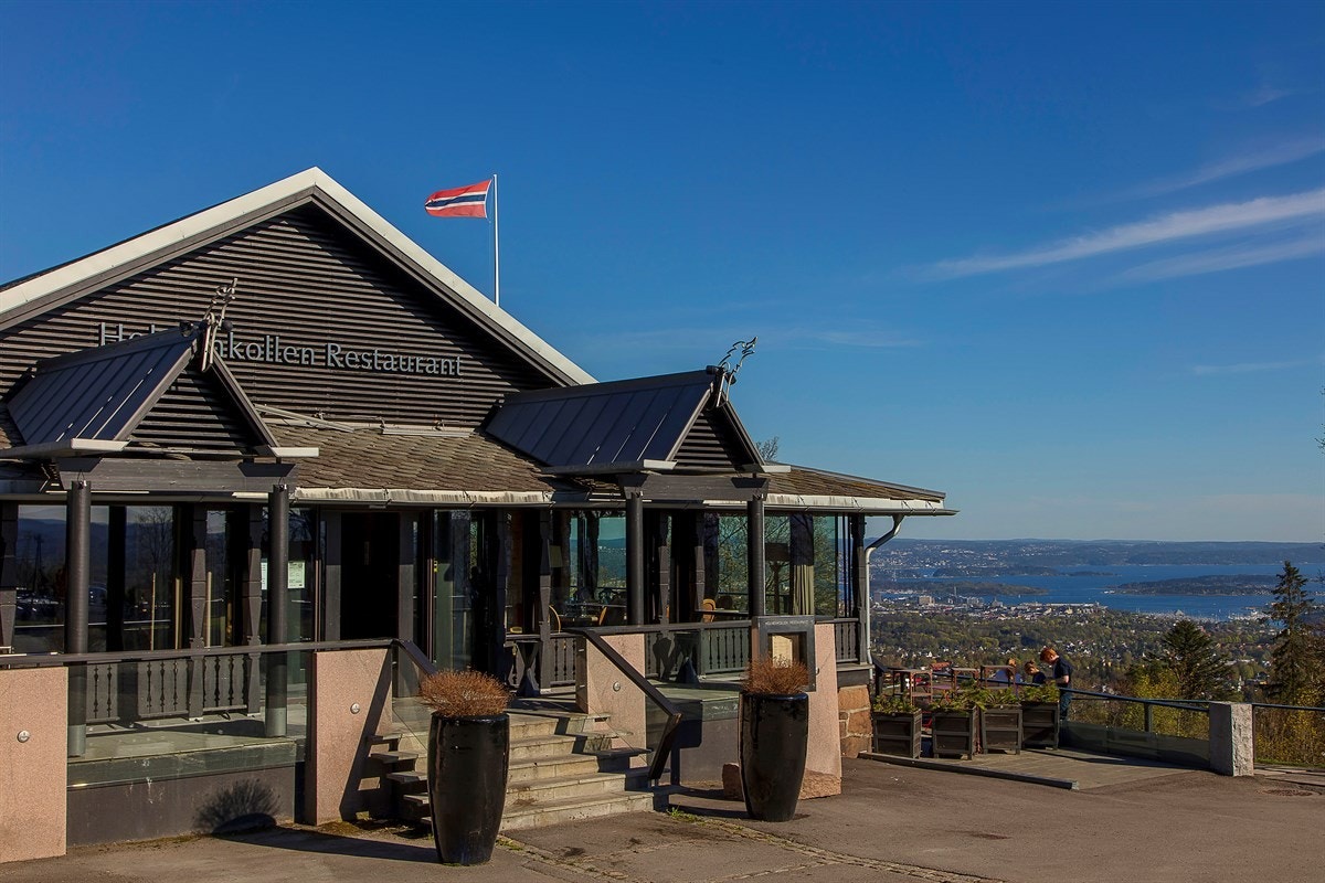 Holmenkollen Restaurant samt De 5 Stuer på Holmenkollen Park Hotell er populære blant såvel lokale og tilreisende Galleribilde