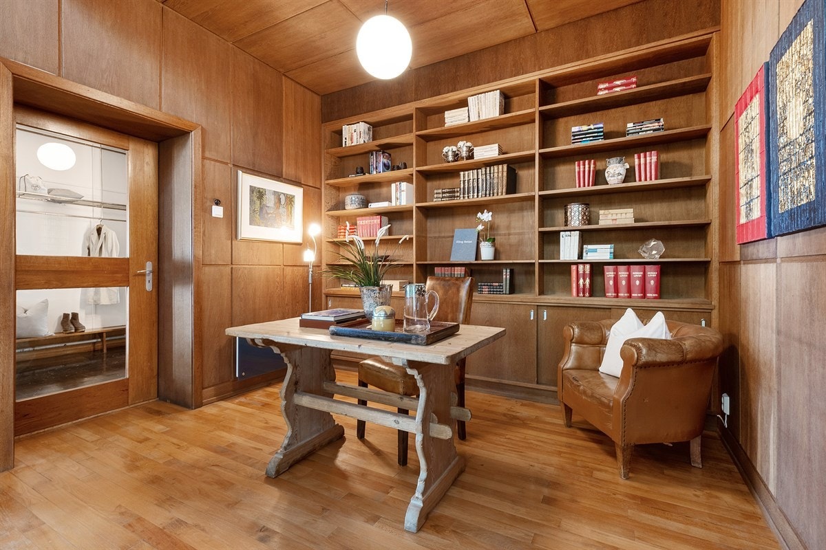 Bibliotek / kontor med plassbygd innredning. Galleribilde