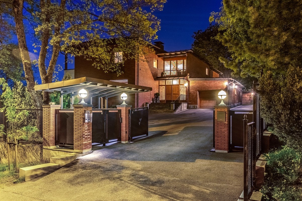 Ved innkjøringen til eiendommen er det oppmurt to portstolper i spekket murstein med elektrisk tofløyet port og lys på toppen (ny i 2007). Stor asfaltert gårdsplass med god plass til flere biler. Galleribilde