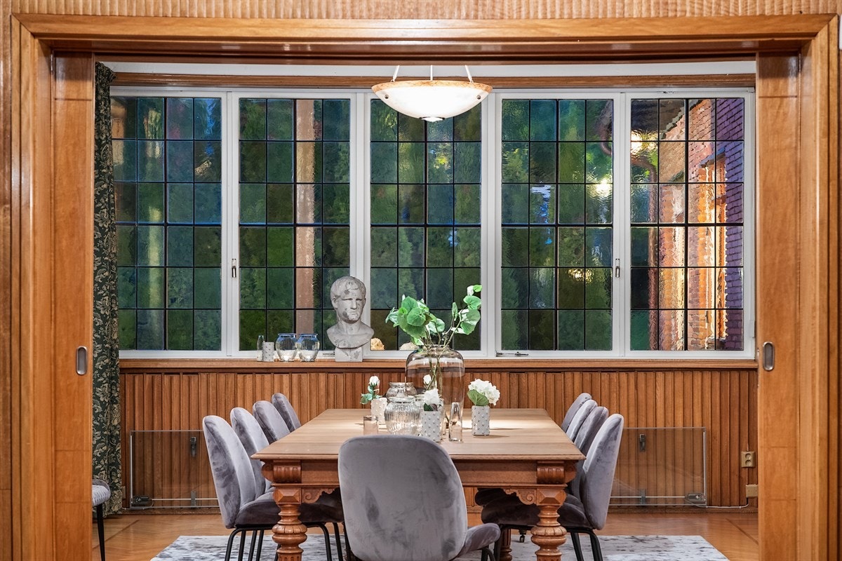 Stor og herskapelig spisestue med god plass til det store festbordet. Galleribilde